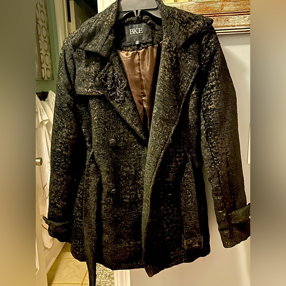 BKE black with a tan undertone line coat from Buckle! Size L